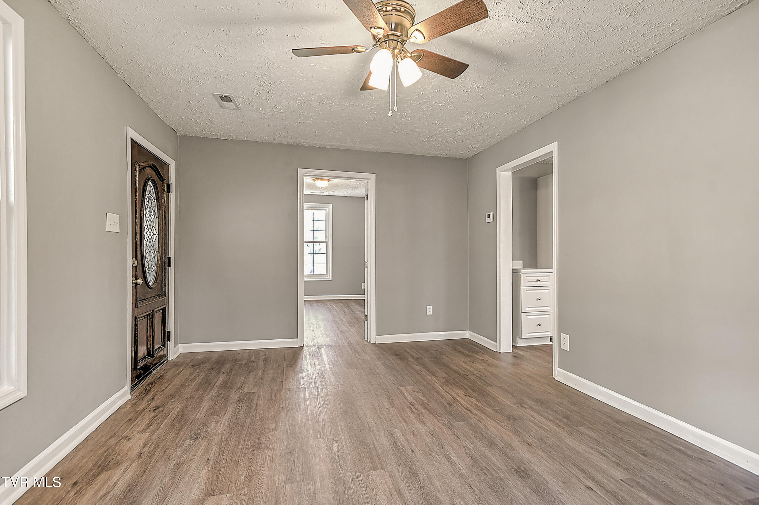 531 Walnut Hill Road Bristol, TN 37620 - Photo 7 of 32 LR 2