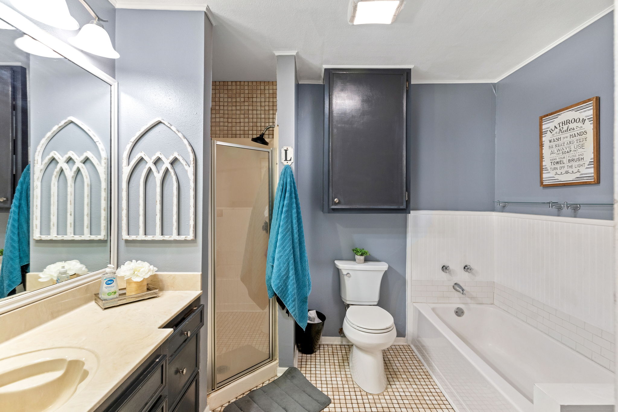 116 South Hackberry Avenue Luling, TX 78648 - Photo 18 of 39 a bathroom with a sink toilet and shower