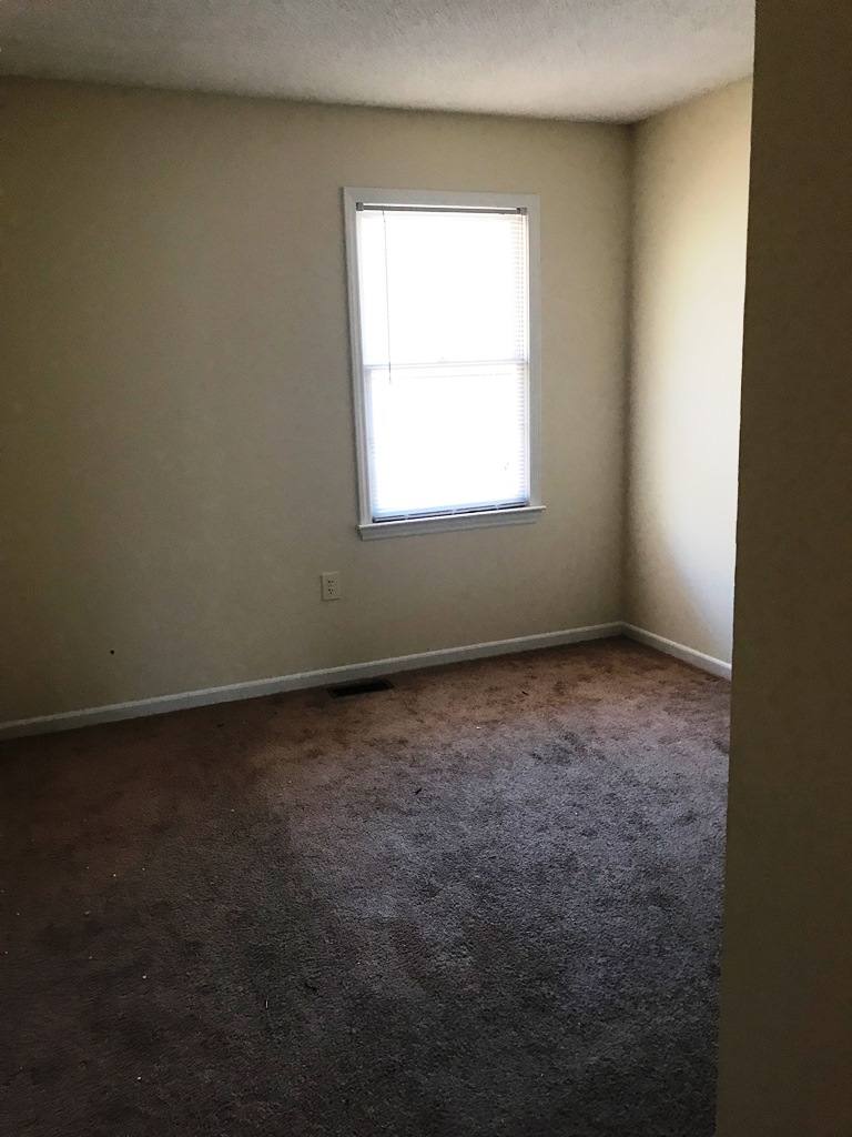 911 Georgetown Road Clemson, SC 29631 - Photo 5 of 13 Sun-filled room awaits your personal touch.