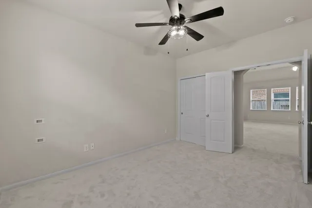 en empty room with ceiling fan