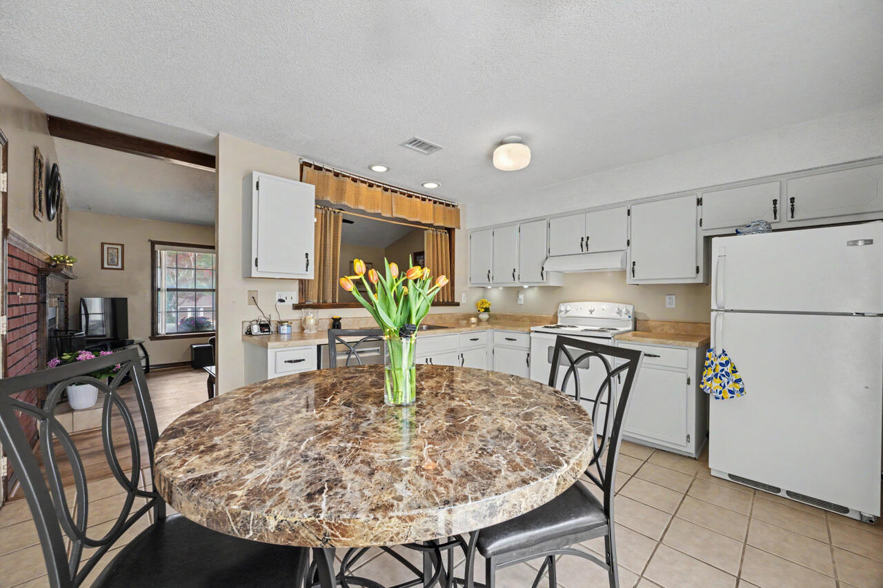 361 John King Road Crestview, FL 32539 - Photo 7 of 37 9-09