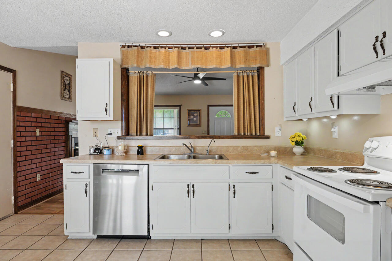 361 John King Road Crestview, FL 32539 - Photo 10 of 37 12-12