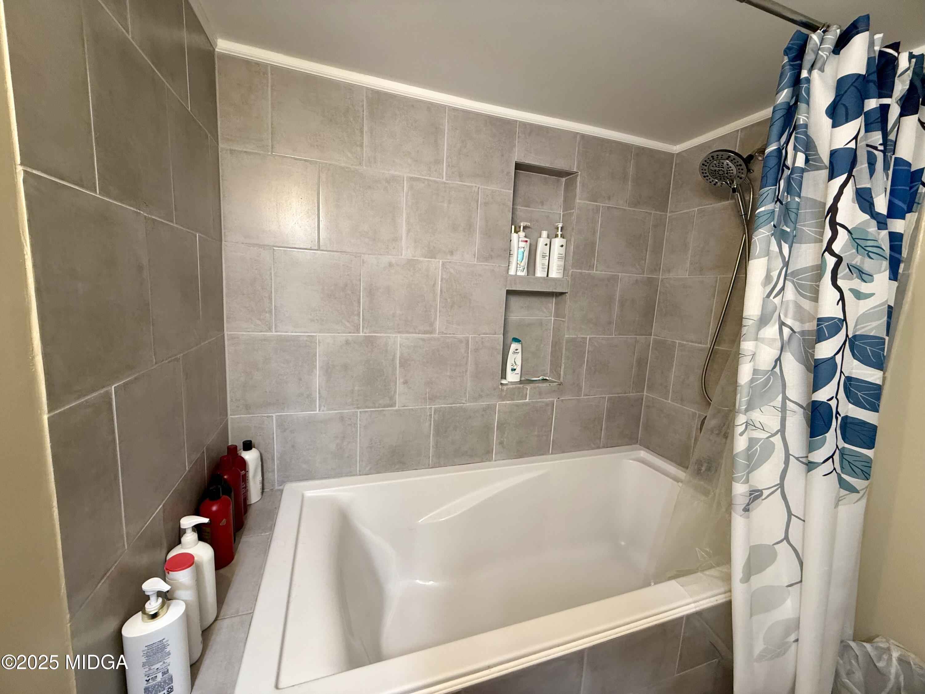 89 Springdale Road Jackson, GA 30233 - Photo 9 of 13 a bath tub sitting next to a bathroom