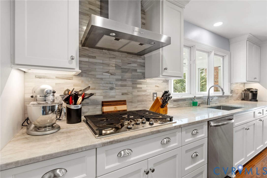 1906 Hickoryridge Road Henrico, VA 23238 - Photo 16 of 40 Gas cooktop and range hood. Beautiful granite coun