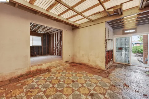 a view of a entrance door of the house