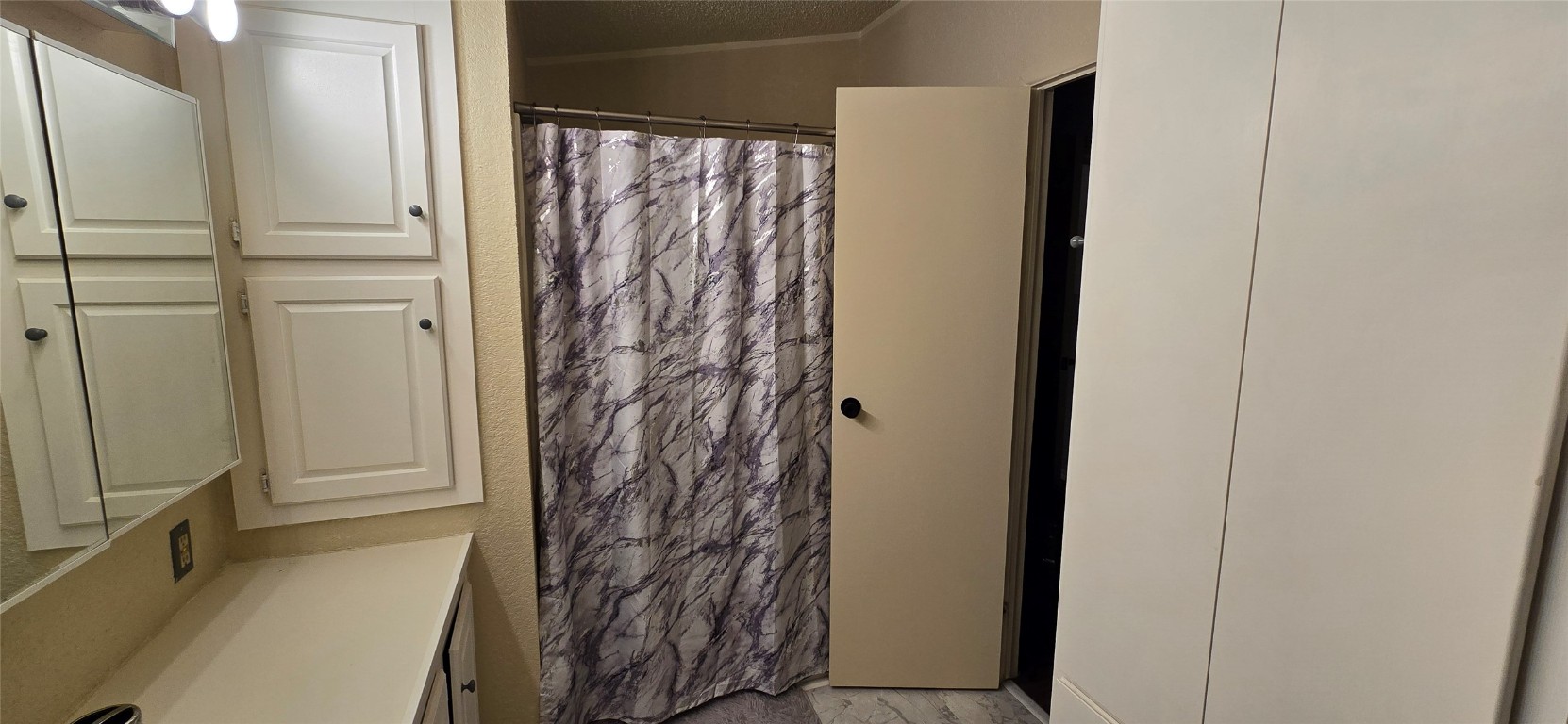 2002 Citation Drive Del Valle, TX 78617 - Photo 13 of 25 a bathroom with a shower and a tub