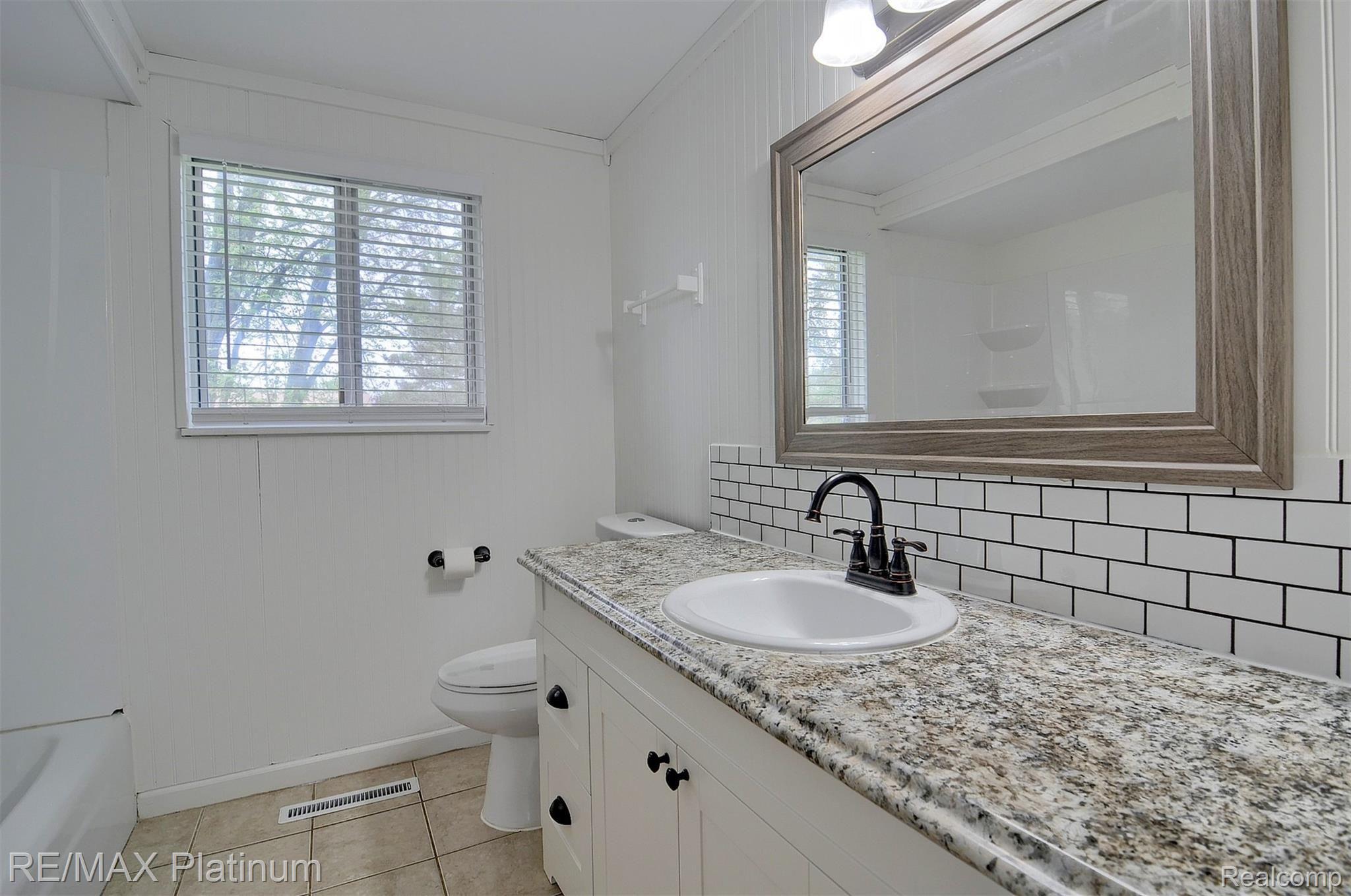 2421 Crane Road Fenton, MI 48430 - Photo 26 of 32 26-Bathroom.jpg