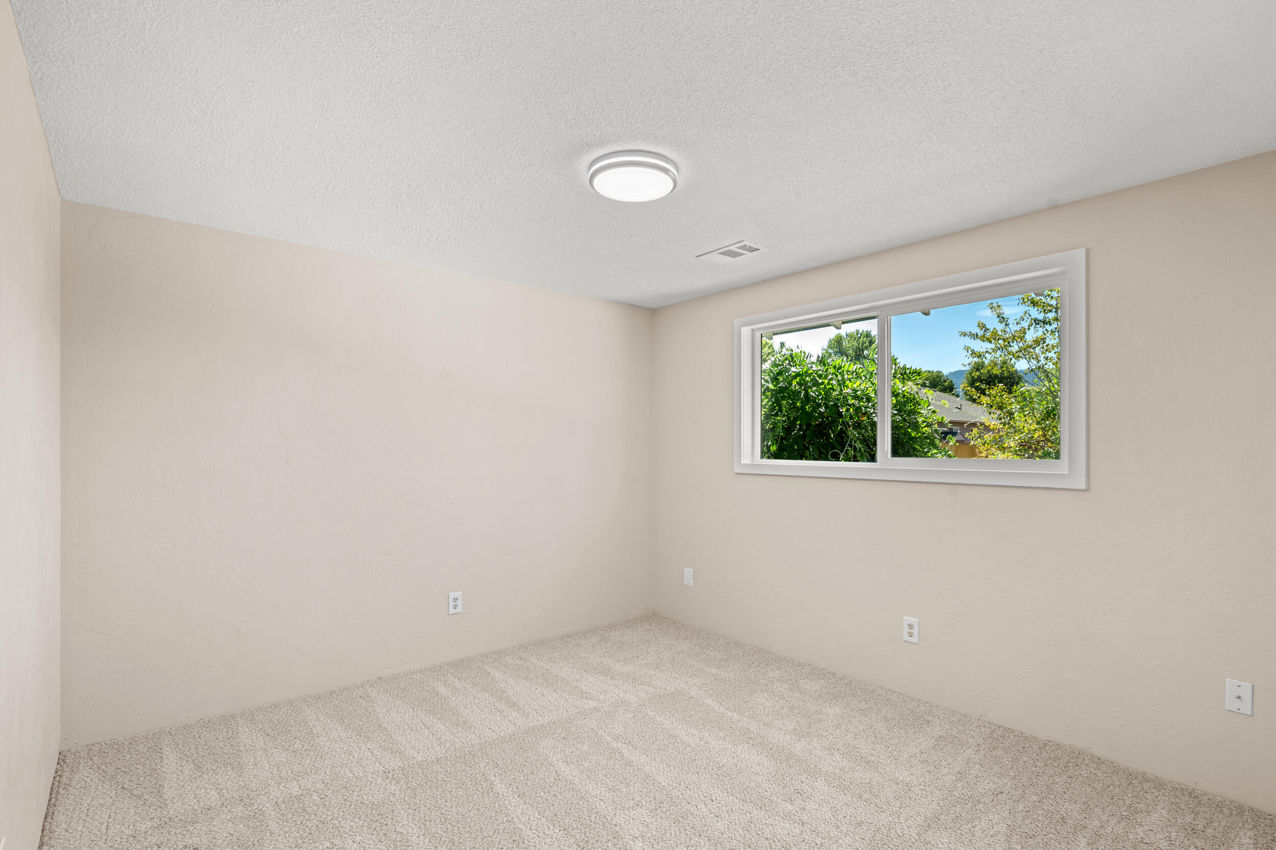 209 Donna Way Central Point, OR 97502 - Photo 18 of 28 Bedroom 1