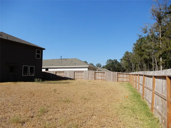 a view of a backyard