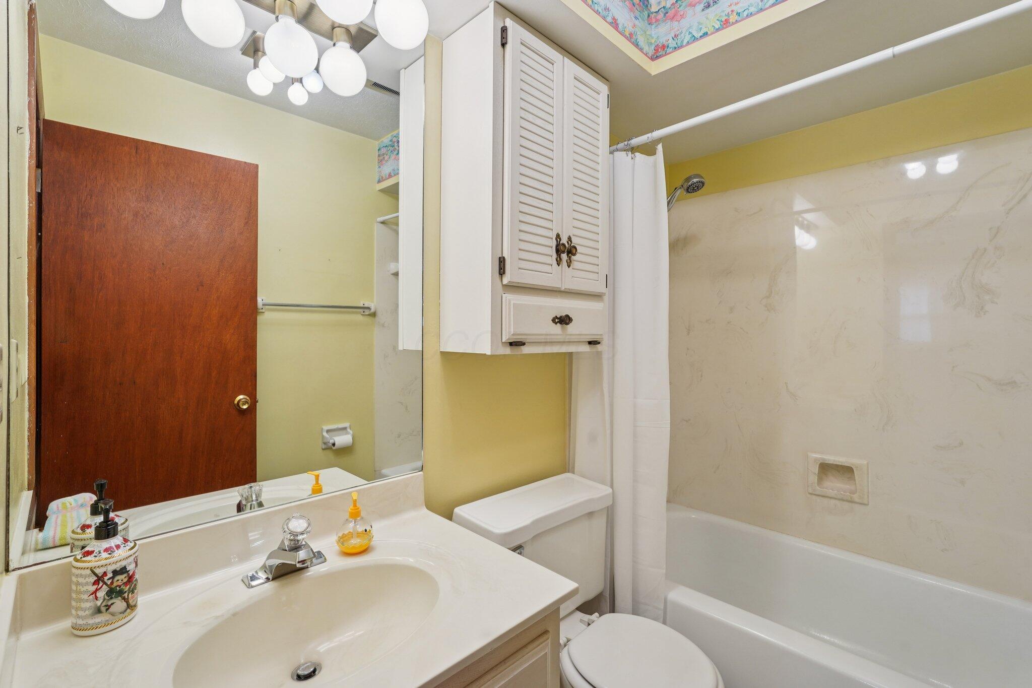 5575 Karl Road Columbus, OH 43229 - Photo 23 of 29 Full Bath