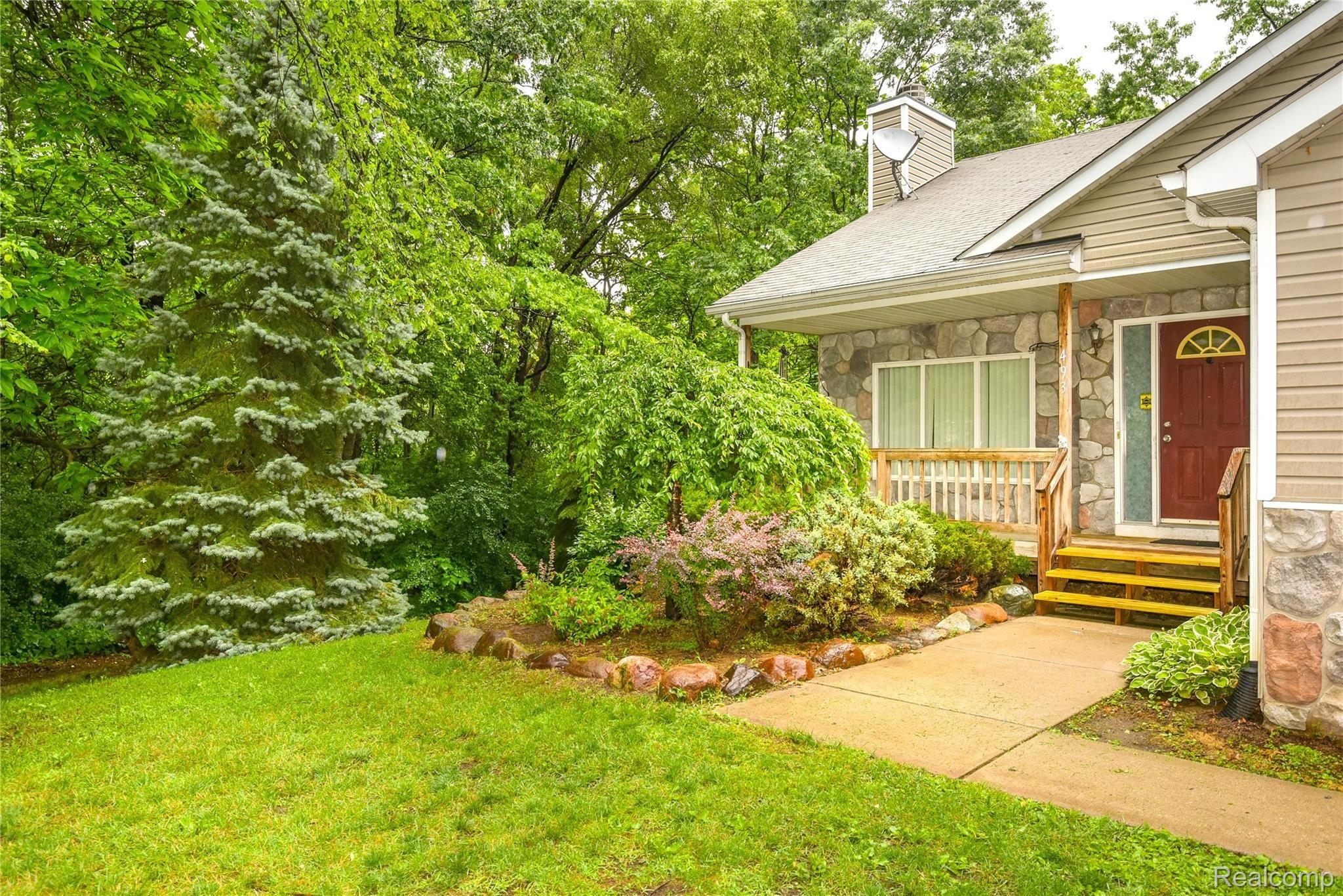 493 Pine Tree Road Lake Orion, MI 48362 - Photo 7 of 63 20210625-WES_2329.jpg