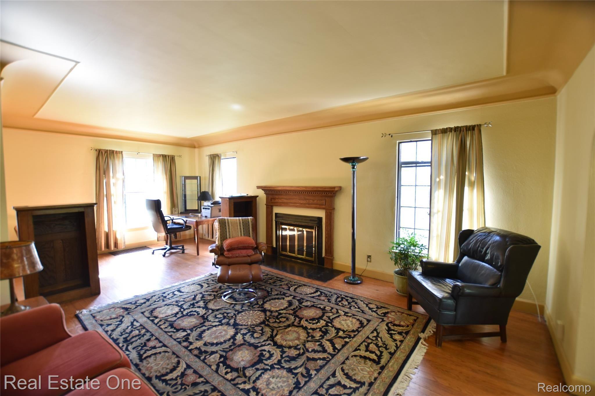 206 Chippewa Road Pontiac, MI 48341 - Photo 7 of 35 large Living Room w/natural fireplace