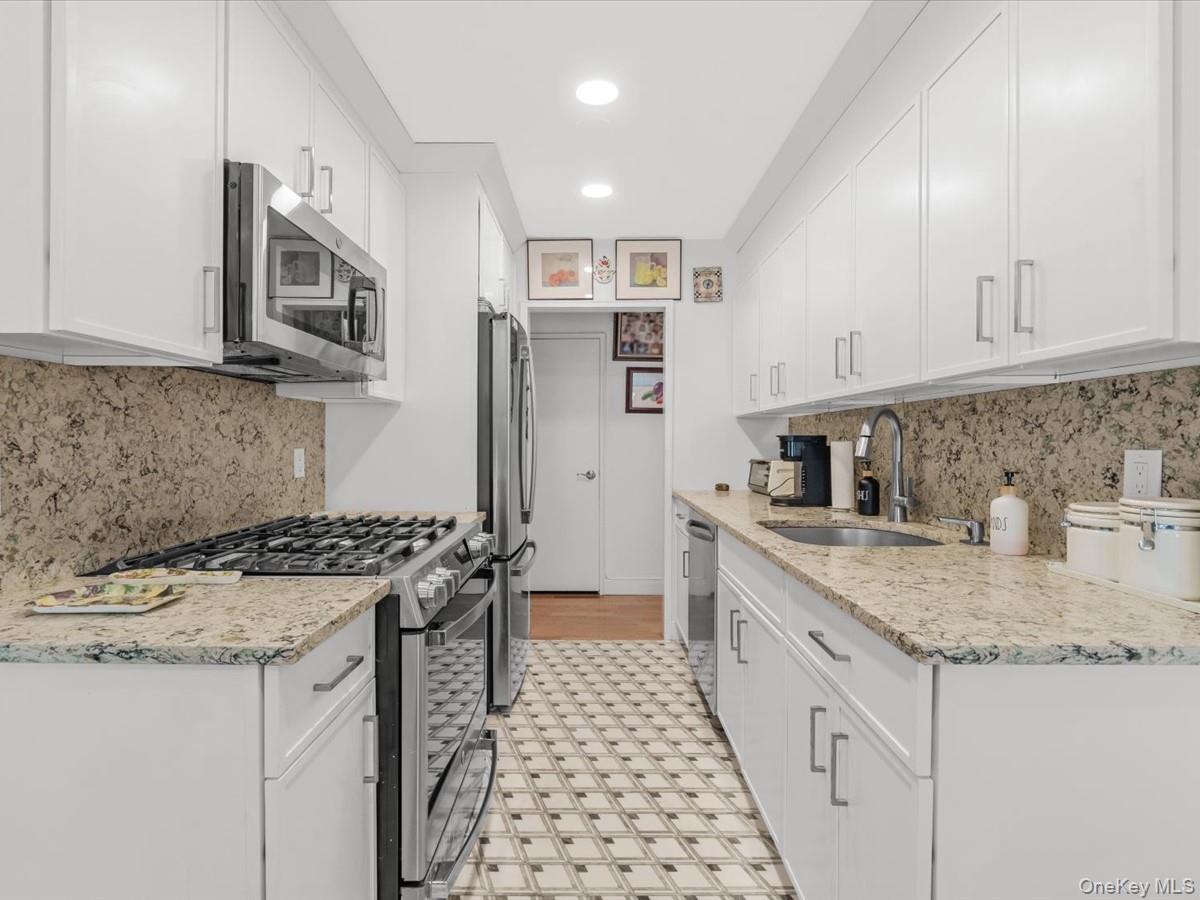 25 Canterbury Road, Unit 1M Great Neck, NY 11021 - Photo 10 of 21