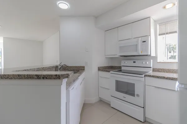 $2,400 | 3350 Pinewalk Drive North, Margate, FL 33063