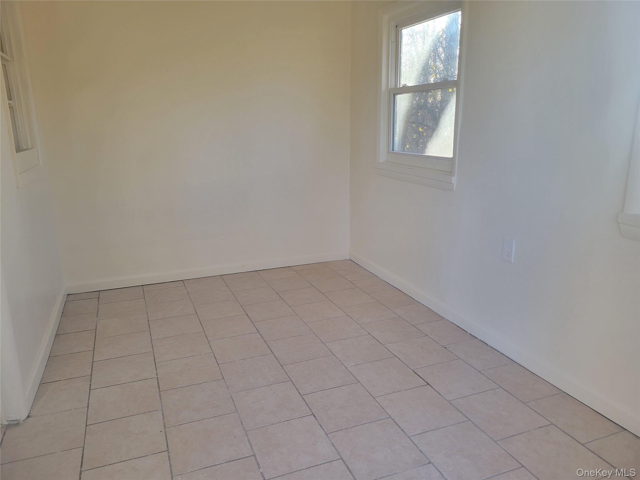 3479 Lexington Avenue, Unit L8 Mohegan Lake, NY 10547 - Photo 4 of 6 an empty room with windows