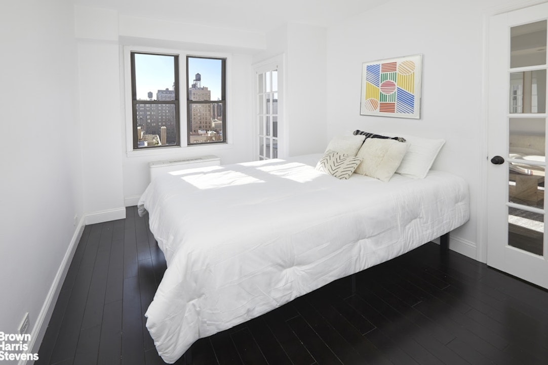 201 East 21st Street, Unit 15G Manhattan, NY 10010 - Photo 3 of 8 a bedroom with a bed and painting on the wall