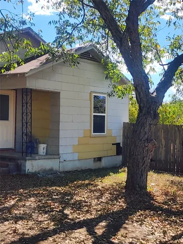 $1,350 | 928 East Cameron Avenue, Rockdale, TX 76567