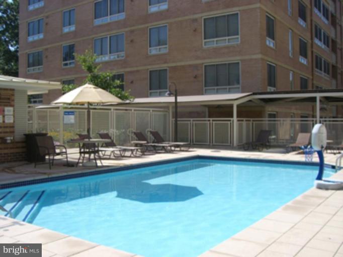 355 I Street Southwest, Unit S412 Washington, DC 20024 - Photo 26 of 30 Swimming Pool