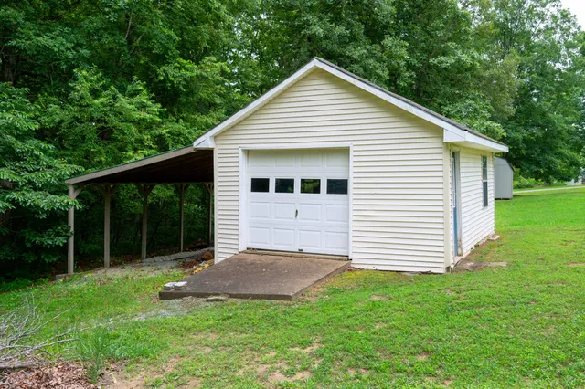 a view of a house with backyard
