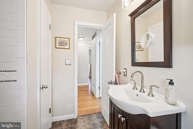 a en suite bathroom with a sink and a mirror