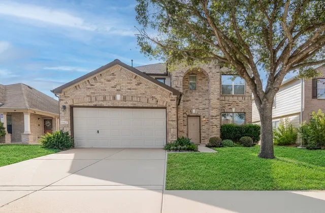 a view of a house with a yard and plants