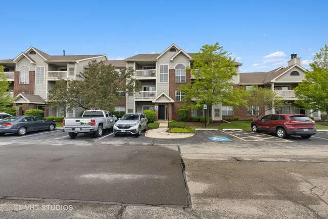 $2,099 | 82 Sterling Circle, Unit 308, Wheaton, IL 60189