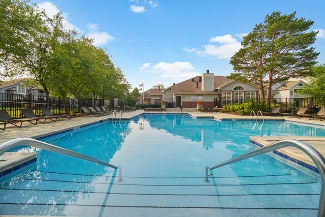 $2,099 | 82 Sterling Circle, Unit 308, Wheaton, IL 60189