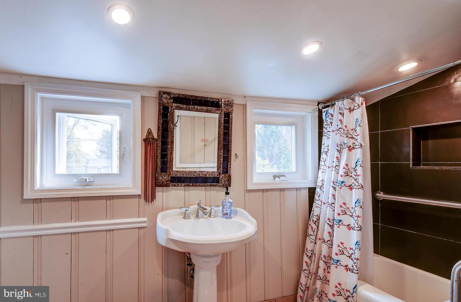 2503 Pinebrush Road Baltimore, MD 21209 - Photo 20 of 27 Full Bath