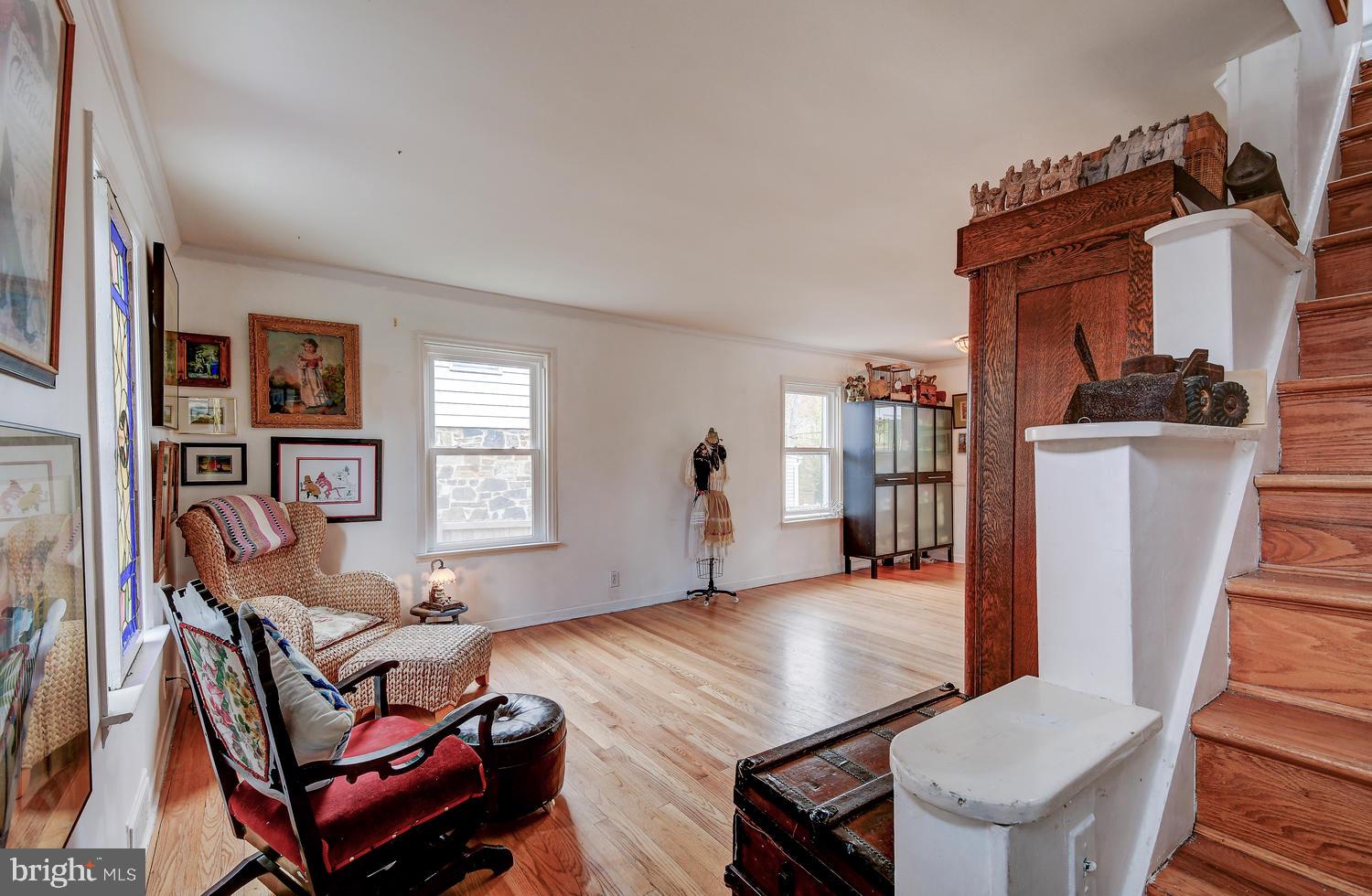 2503 Pinebrush Road Baltimore, MD 21209 - Photo 3 of 27 Living Room