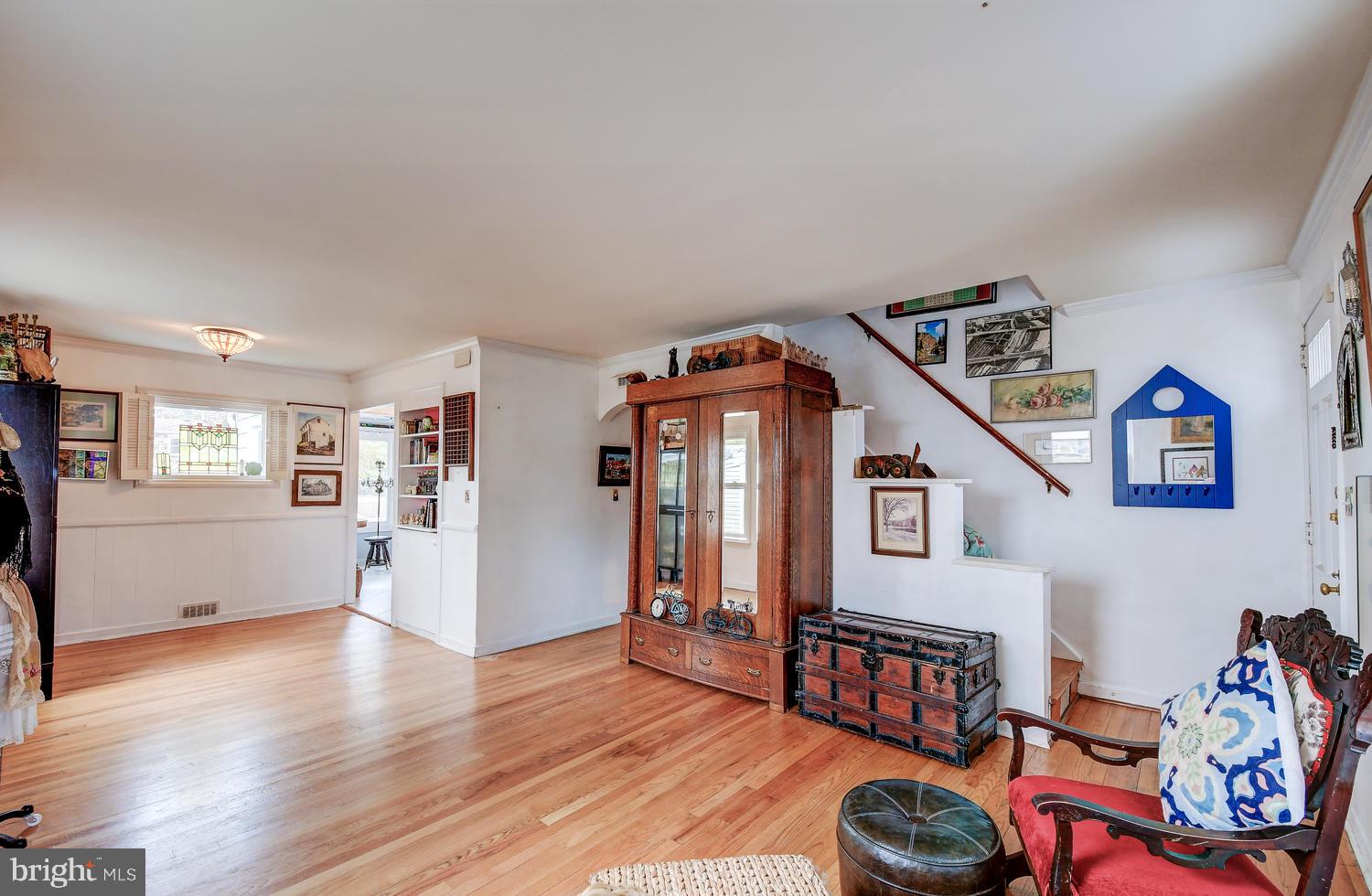 2503 Pinebrush Road Baltimore, MD 21209 - Photo 5 of 27 Living Room