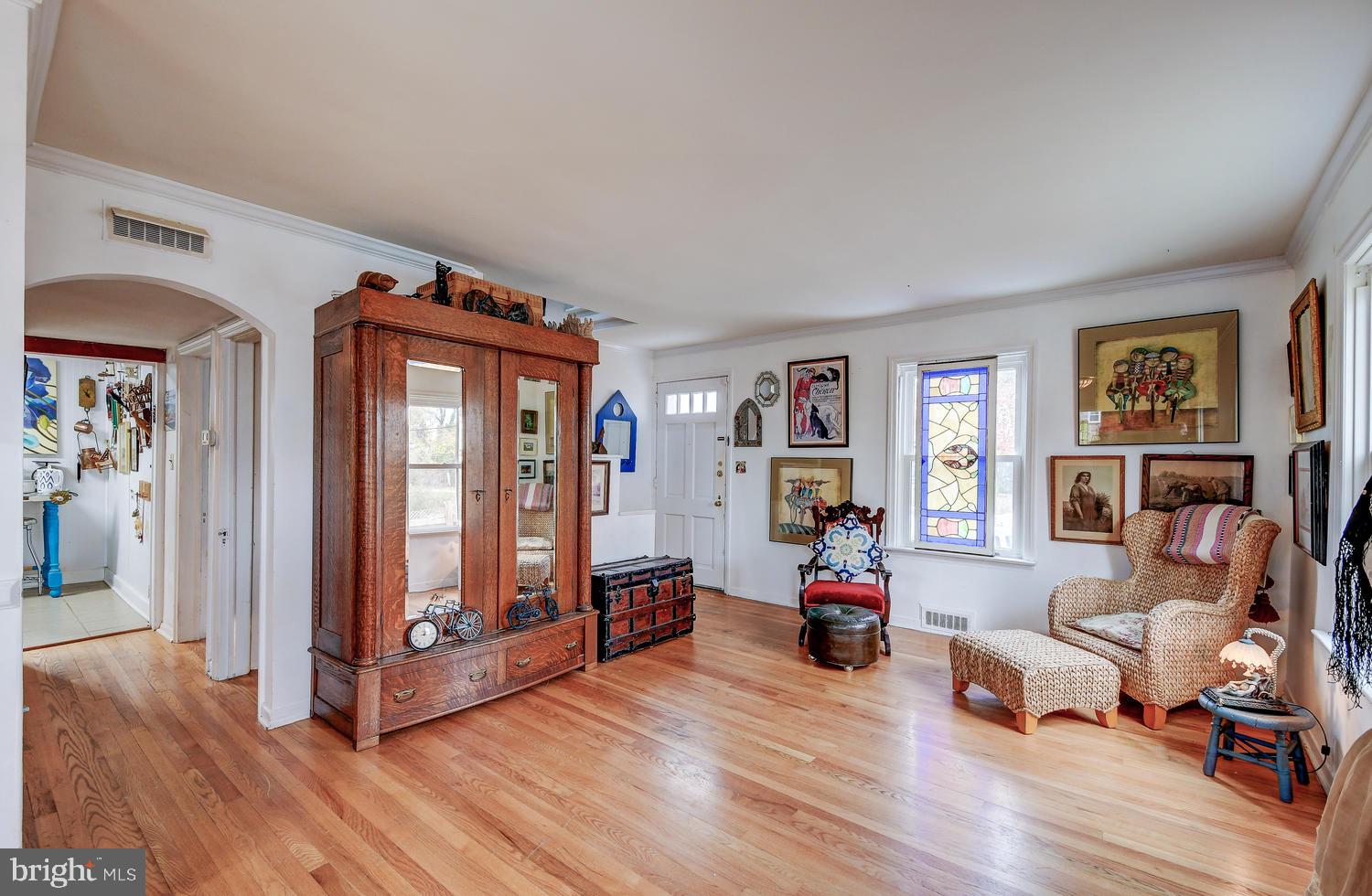 2503 Pinebrush Road Baltimore, MD 21209 - Photo 6 of 27 Living Room