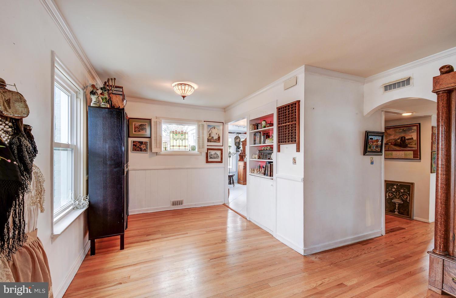 2503 Pinebrush Road Baltimore, MD 21209 - Photo 7 of 27 Living Room