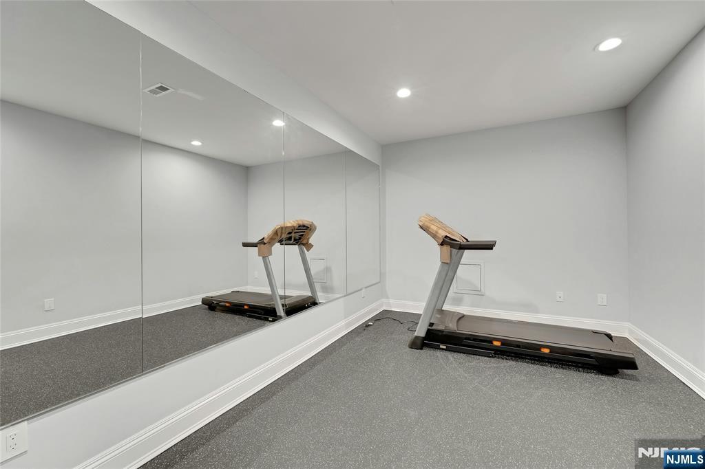 697 Terrace Drive Paramus, NJ 07652 - Photo 24 of 30