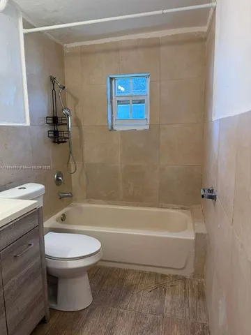 $1,950 | 1030 Northwest 106th Street, Unit 2W, Miami, FL 33150