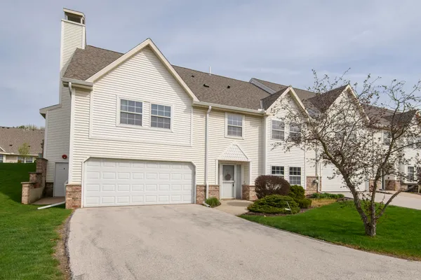 $364,900 | 355 Jennifer Lane, Unit 84, Brookfield, WI 53045