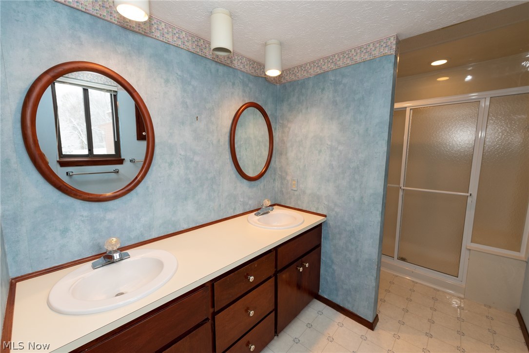 171 Granger Road, Unit 155 Medina, OH 44256 - Photo 13 of 24 Primary bath
