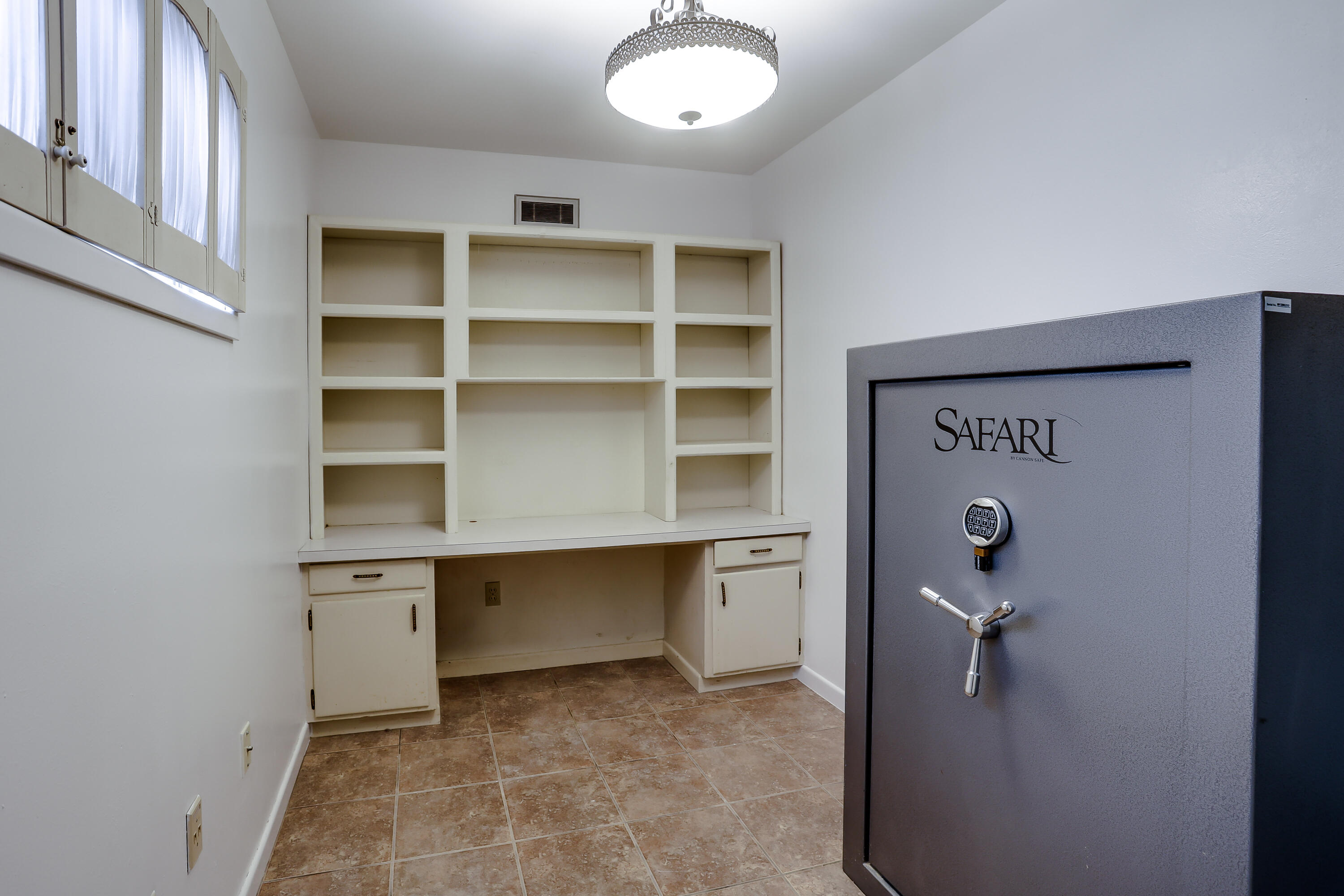 3615 47th Street Lubbock, TX 79413 - Photo 21 of 36 a view of a hallway with closet