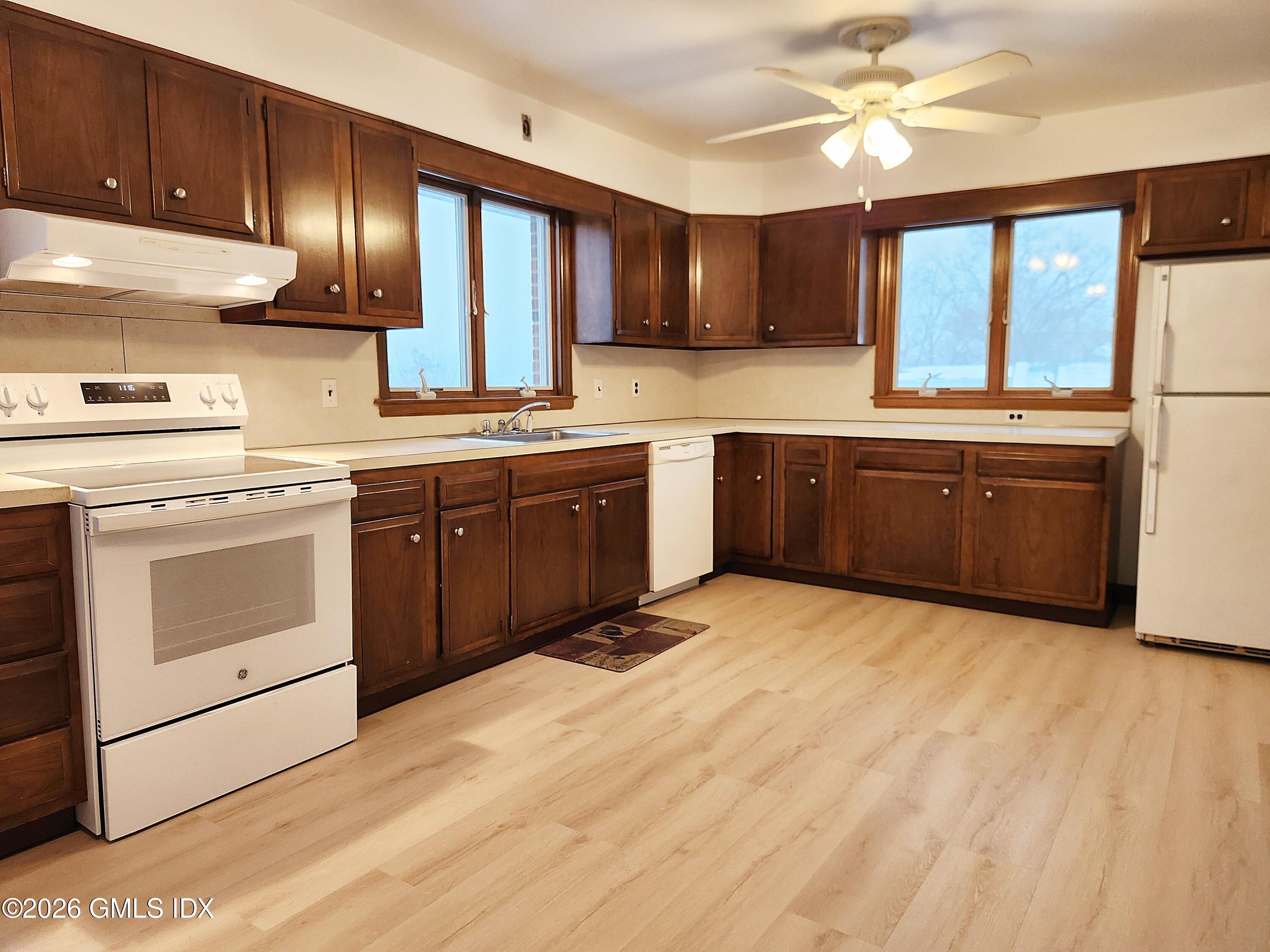 16 Harold Avenue, Unit B Greenwich, CT 06830 - Photo 5 of 17 20251229_111619