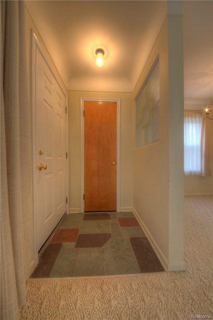 9722 Farmington Road Livonia, MI 48150 - Photo 3 of 33 2 Entry.jpg