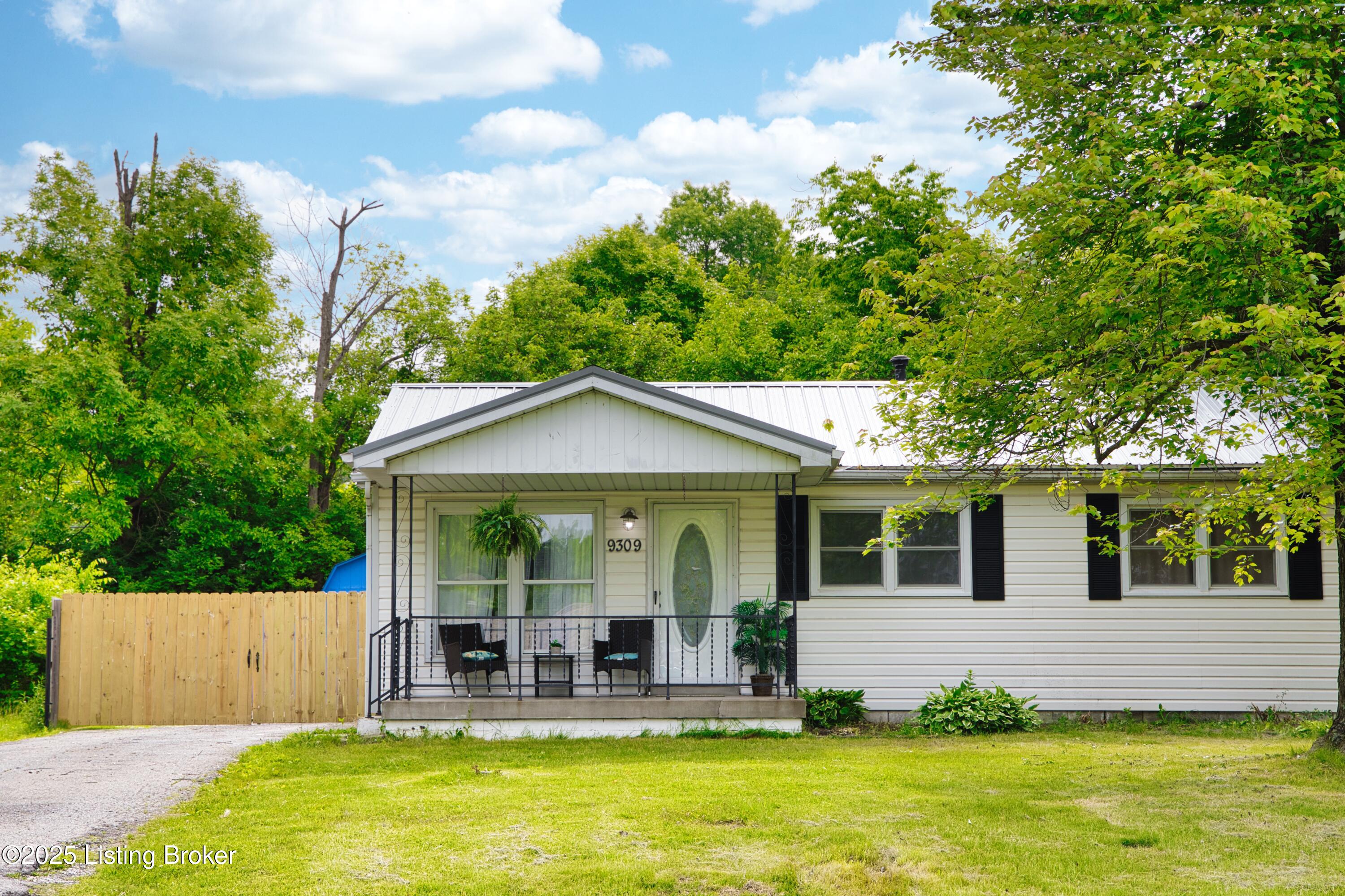 9309 New Maple Road Louisville, KY 40229 - Photo 2 of 27 EOSR9103