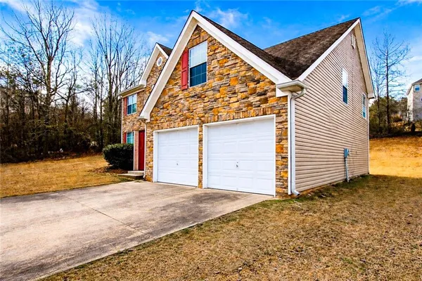 a view of a house with a yard