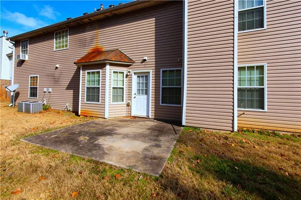a view of a house with backyard and porch
