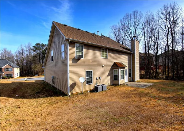a view of a house with a yard