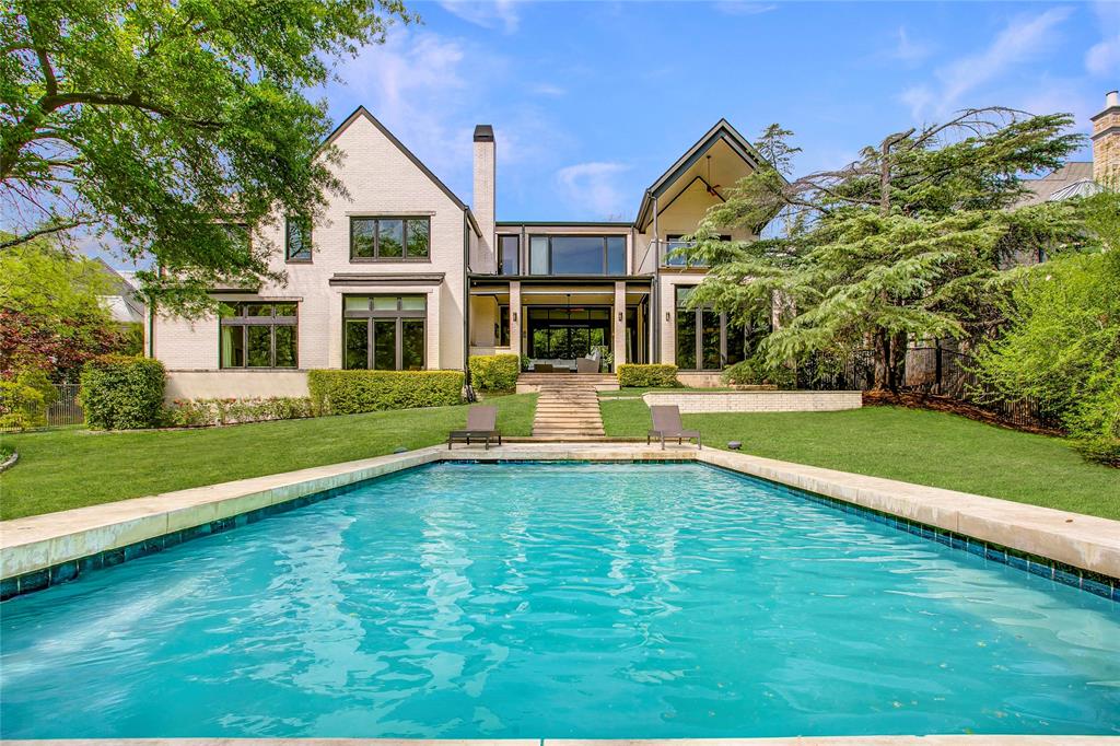 a view of house with a big yard