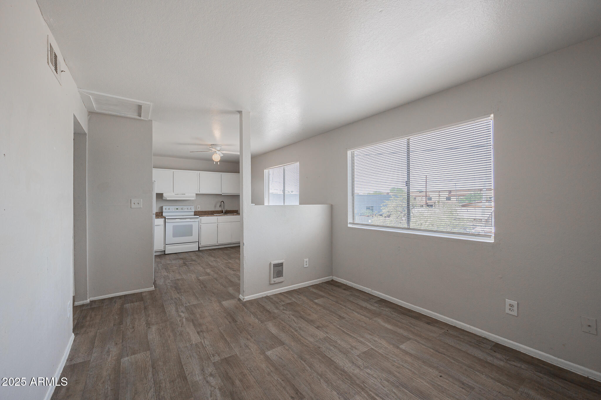 622 North 30th Place, Unit 4 Phoenix, AZ 85008 - Photo 4 of 12 B33A8117