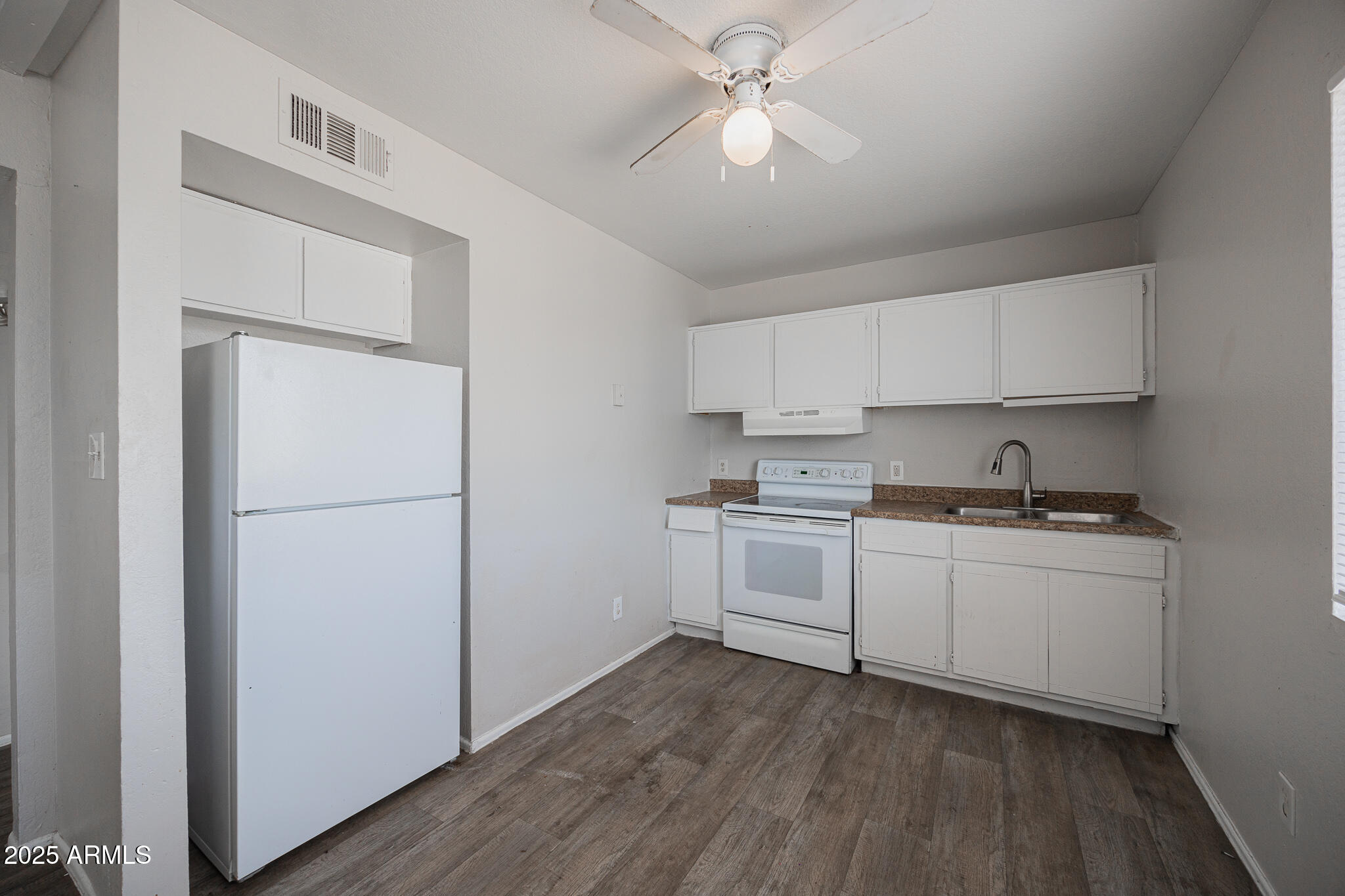 622 North 30th Place, Unit 4 Phoenix, AZ 85008 - Photo 7 of 12 B33A8120