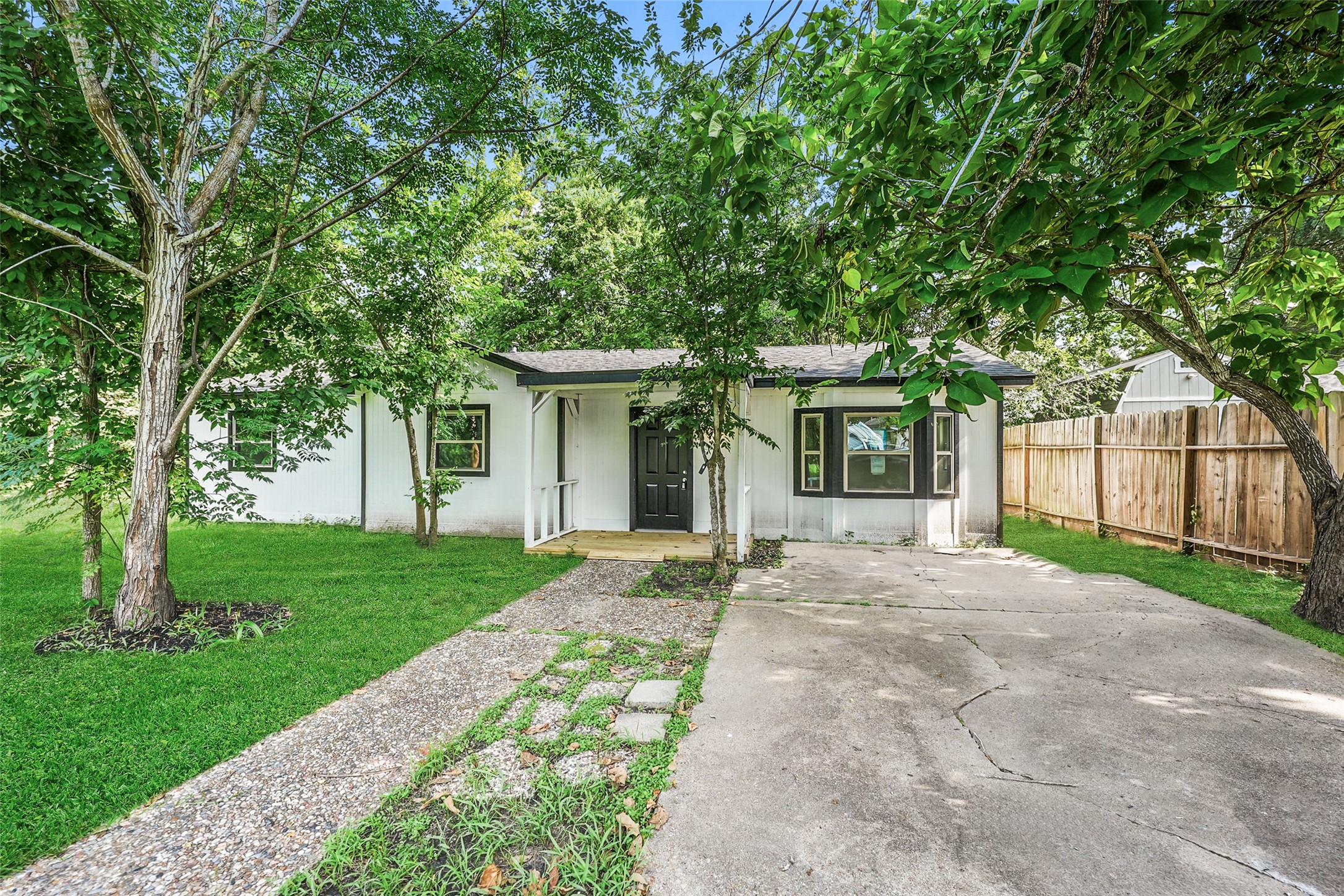 725 Lafayette Street Hempstead, TX 77445 - Photo 1 of 20 Front exterior with covered entry, mature trees, and driveway parking