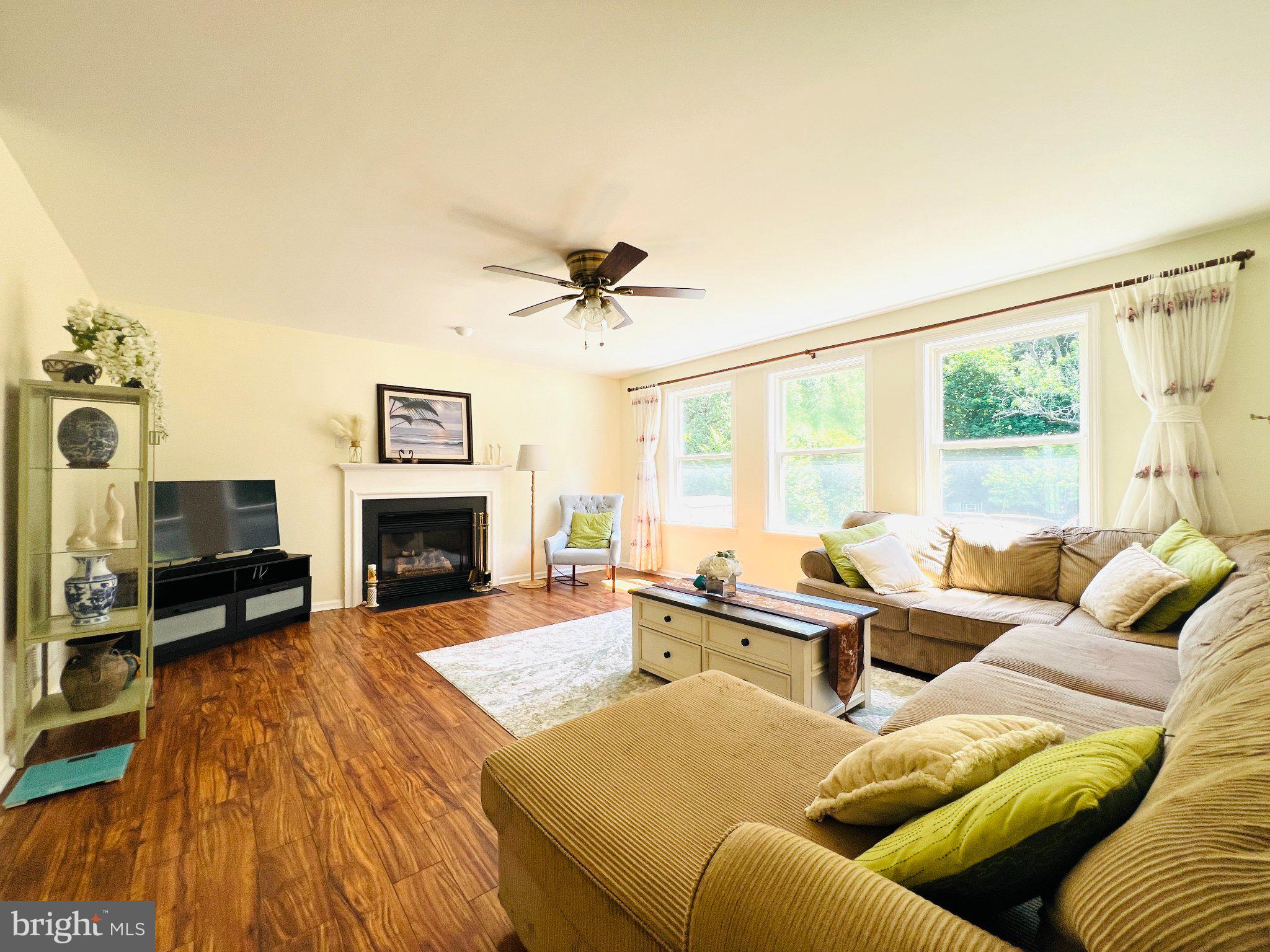 952 Valleybrook Road Garnet Valley, PA 19060 - Photo 11 of 31 Bright and inviting living space.