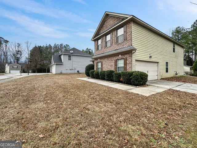 a view of a house with a yard