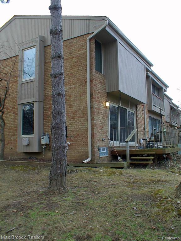 629 Oakbrook West, Unit 18 Rochester Hills, MI 48307 - Photo 1 of 7